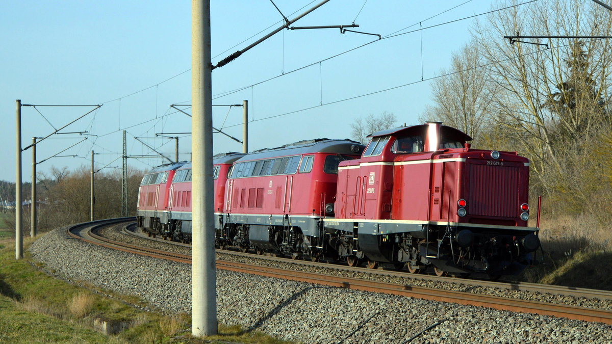 Am 20.02.2021 kamen die 215 027-4 und die 215 018-3 und die 215 023-3 und die 212 047-5 von der EFW aus Richtung Stendal und fuhr weiter in Richtung Wittenberge .