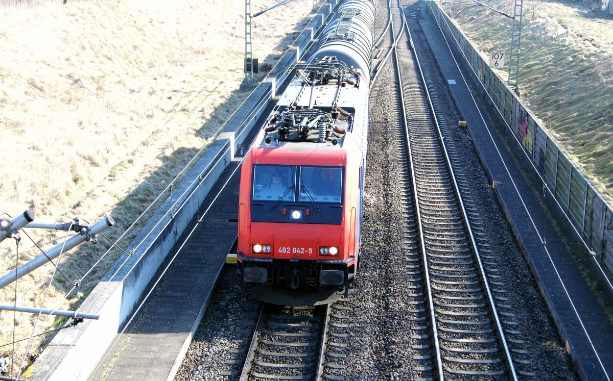 Am 20.03.2015 kam die 482 042-9 von der SETG (SBB Cargo)  aus Richtung Stendal und fuhr weiter in Richtung Hannover .