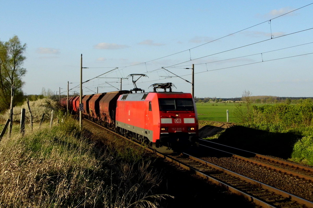 Am 20.04.2016 kam die 152 005-5 von DB Schenker aus Richtung Stendal und fuhr nach Magdeburg  .