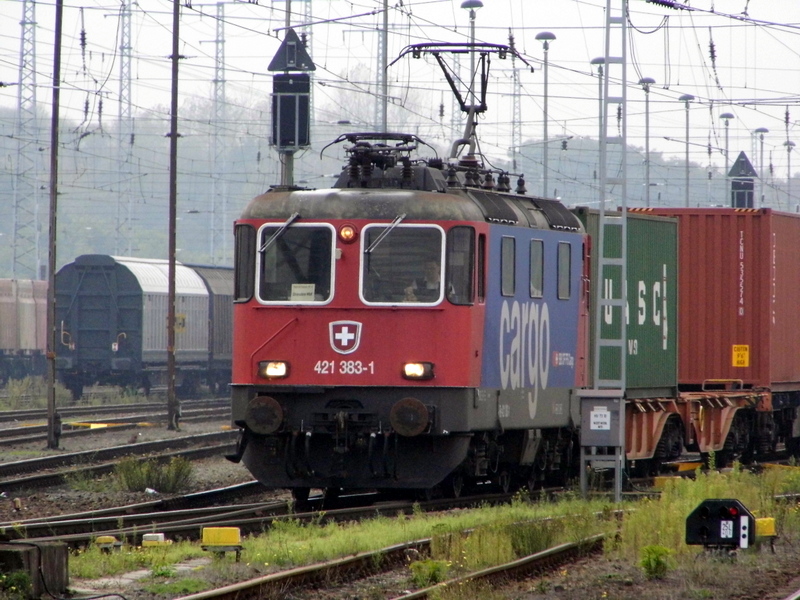 Am 20.09.2014 kam die 421 383-1 von der SBB Cargo aus Richtung Salzwedel nach Stendal und fuhr weiter in Richtung Magdeburg .