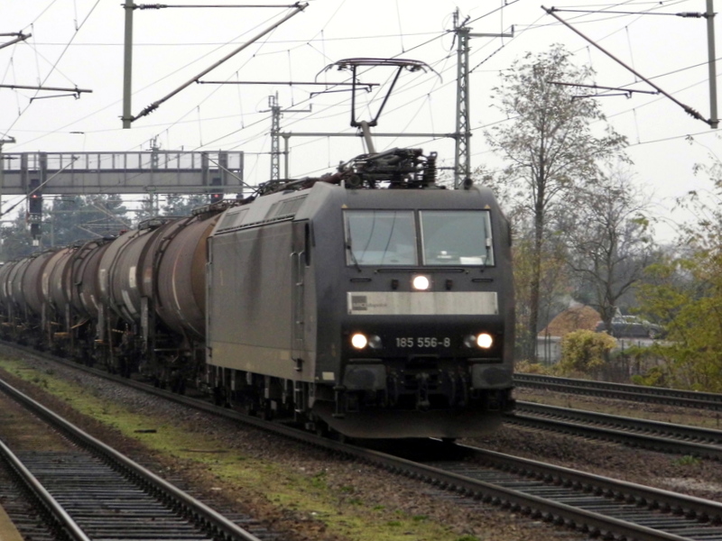 Am 20.11.2014 kam die 185 556-8 von der CFL Cargo Deutschland GmbH, (MRCE dispolok) aus Richtung Braunschweig nach Niederndodeleben und fuhr weiter in Richtung Magdeburg . 