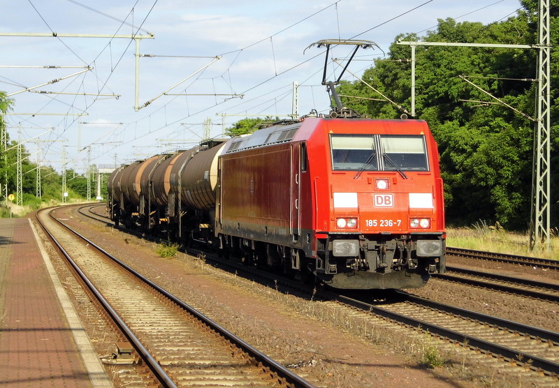 Am 2.07.2014 kam die 185 236-7 von der DB aus Richtung Magdeburg nach Niederndodeleben und fuhr weiter in Richtung Braunschweig .