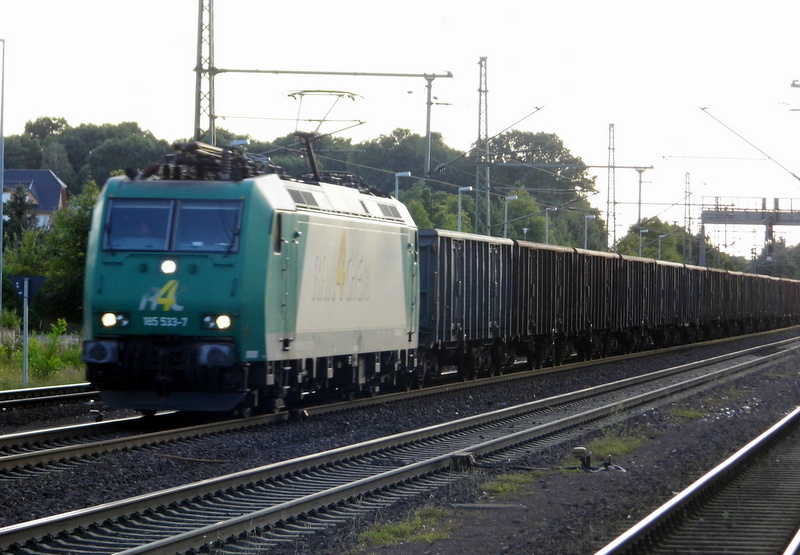 Am 2.07.2014 kam die 185 533-7   aus Richtung Braunschweig nach Niederndodeleben und fuhr weiter in Richtung Magdeburg .