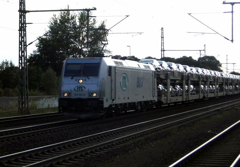 Am 2.07.2014 kam die 185 562-6 von der ITL   aus Richtung Braunschweig nach Niederndodeleben und fuhr weiter in Richtung Magdeburg .