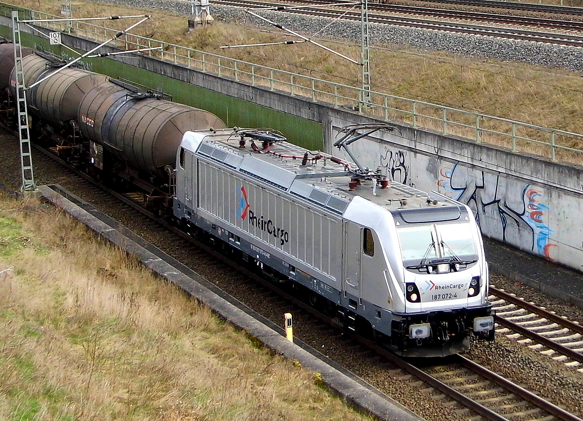 Am 21.03.2017 kam die 187 072-4 von der  RheinCargo  aus Richtung Stendal und fuhr weiter in Richtung Braunschweig .