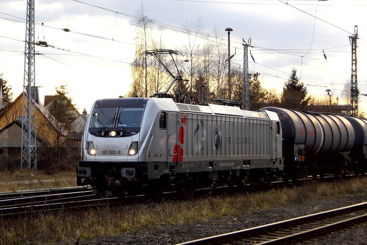 Am 21.03.2018 kam die  187 502-0 von der CTL Logistics GmbH, Berlin ( AKIEM SAS, Clichy)  aus Richtung Salzwedel nach Stendal und fuhr weiter in Richtung Magdeburg .