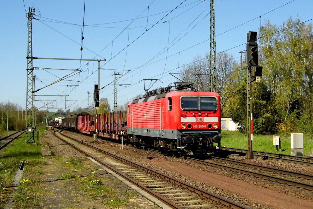 Am 21.04.2016 kam die 143 285-5 von DB Schenker aus der Richtung Helmstedt nach Wefensleben und fuhr weiter in Richtung Magdeburg .