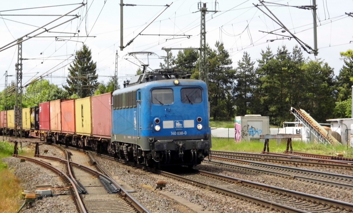 Am 21.05.2015 kam die 140 038-0 von der Press aus Richtung Braunschweig nach Niederndodeleben und fuhr weiter in Richtung Magdeburg .