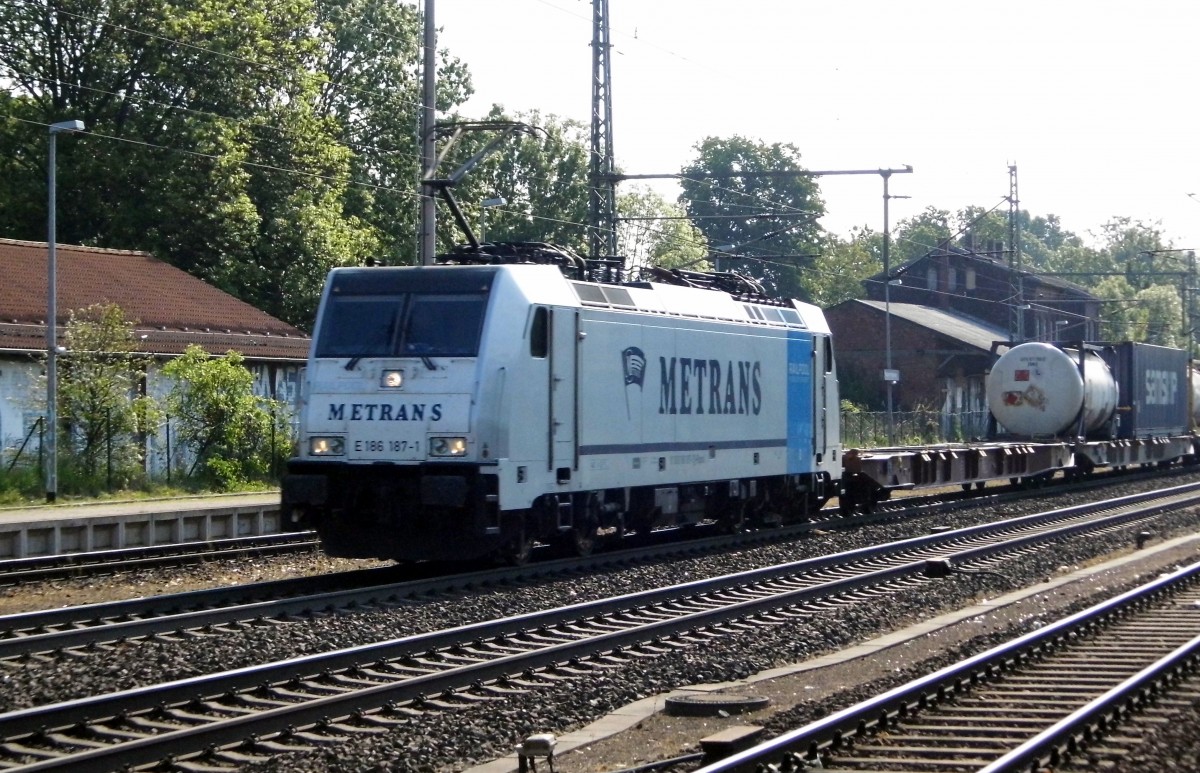 Am 21.05.2015 kam die E 186 187-1 von der METRANS (Railpool) aus Richtung Magdeburg nach Niederndodeleben und fuhr weiter in Richtung Braunschweig .