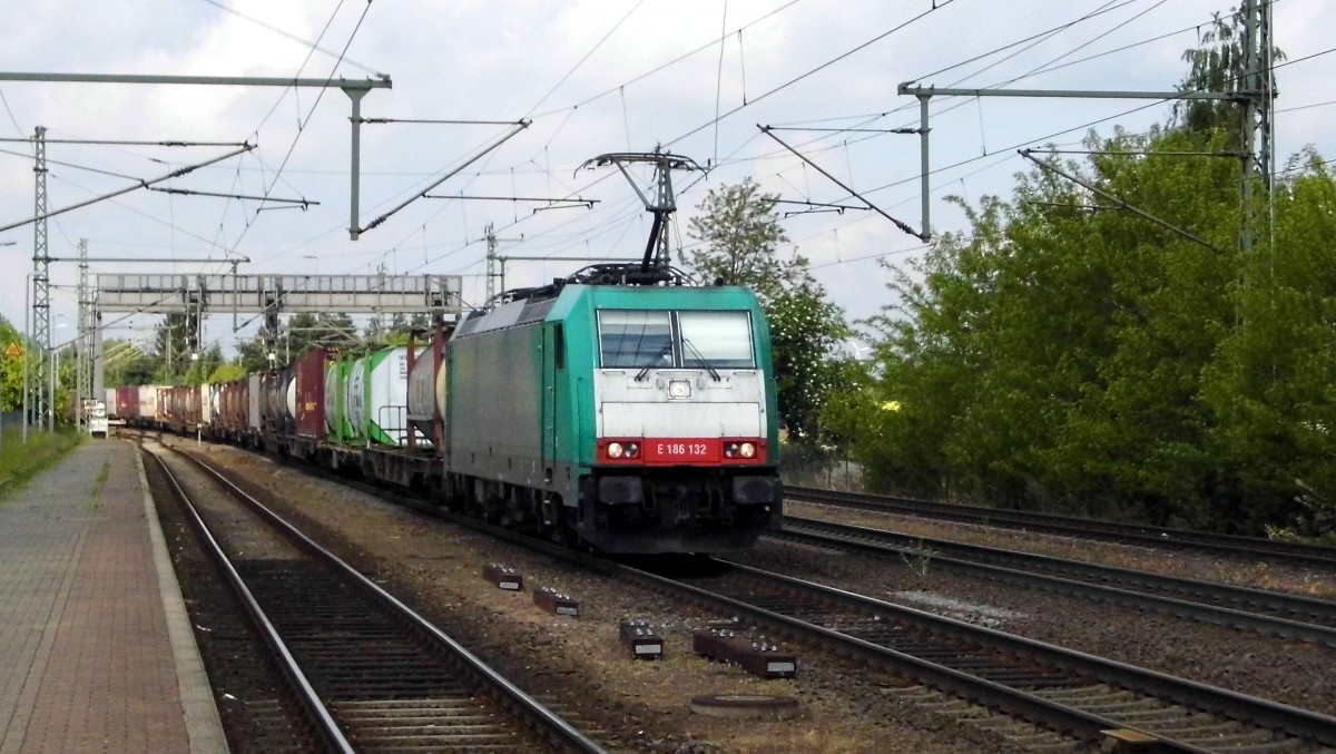 Am 21.05.2015 kam die E 186 132   aus Richtung Braunschweig nach Niederndodeleben und fuhr weiter in Richtung Magdeburg .