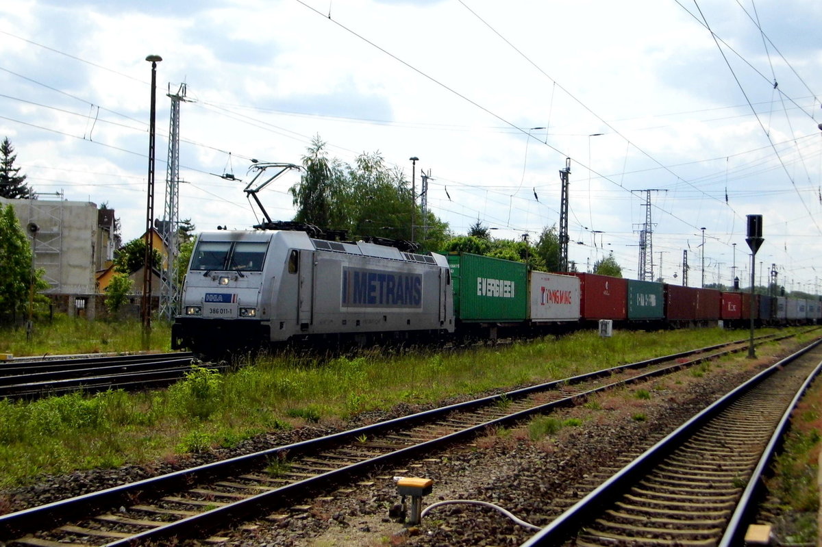 Am 21.05.2016 kam die 386 011-1 von METRANS aus Richtung Salzwedel nach Stendal und fuhr weiter in Richtung Magdeburg .
