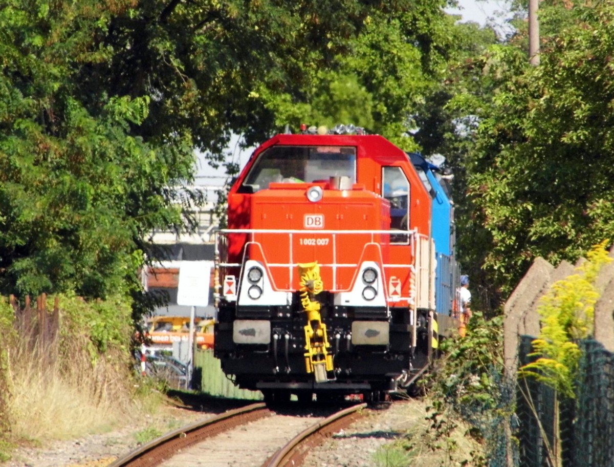 Am 21.08.2015 kamen die 1002 007 von der DB (ALS) und die 293 046-7 von der Press aus Richtung Hannover nach Stendal und fuhren  ins RAW Stendal .