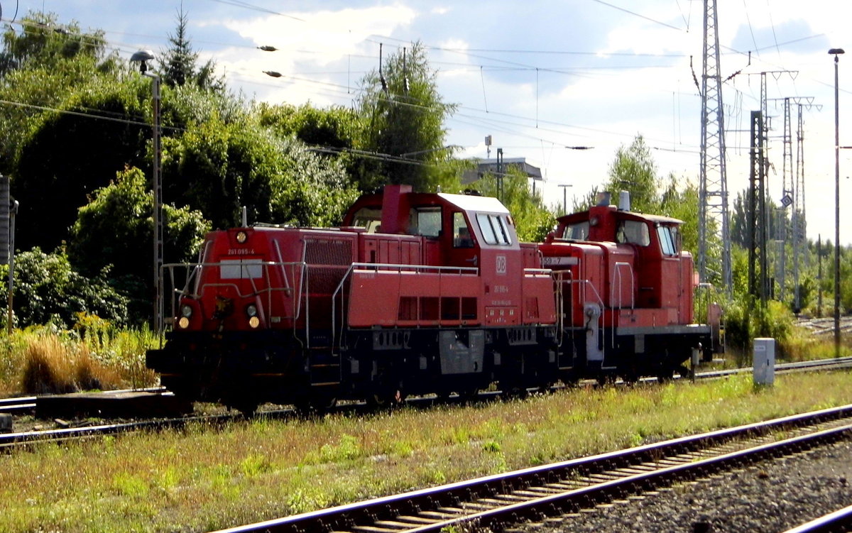 Am 21.08.2016 kamen die 261 095-4 und die 362 559-7 von  DB Schenker   aus Richtung Salzwedel nach Stendal und fuhren weiter in Richtung Magdeburg .