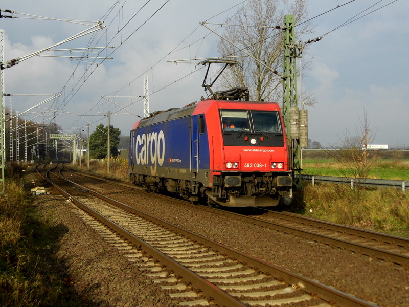 Am 21.11.2014 Rangierfahrt von der 482 036-1 von der SBB Cargo bei Borstel bei Stendal .