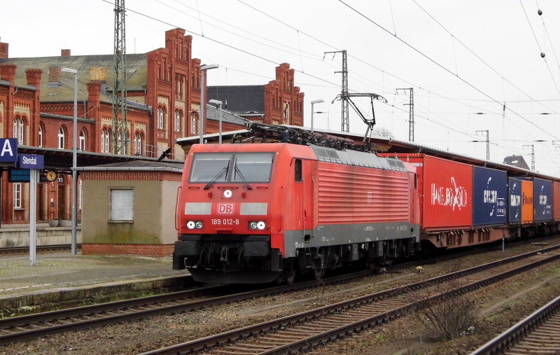 Am 21.12.2014 kam  die 189 012-8 von der DB  aus Richtung Magdeburg nach Stendal und fuhr weiter nach  Wittenberge.