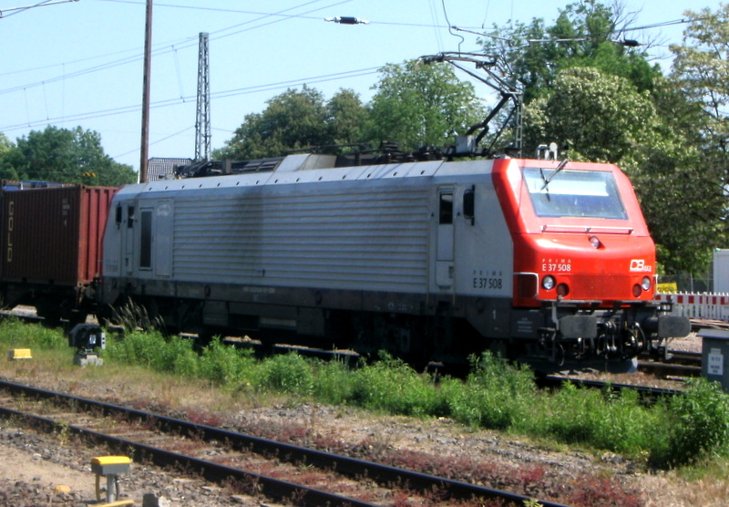 Am 22.05.2014 kam E37 508 mit einem Containerzug aus Richtung Magdeburg nach Stendal und fuhr weiter in Richtung .