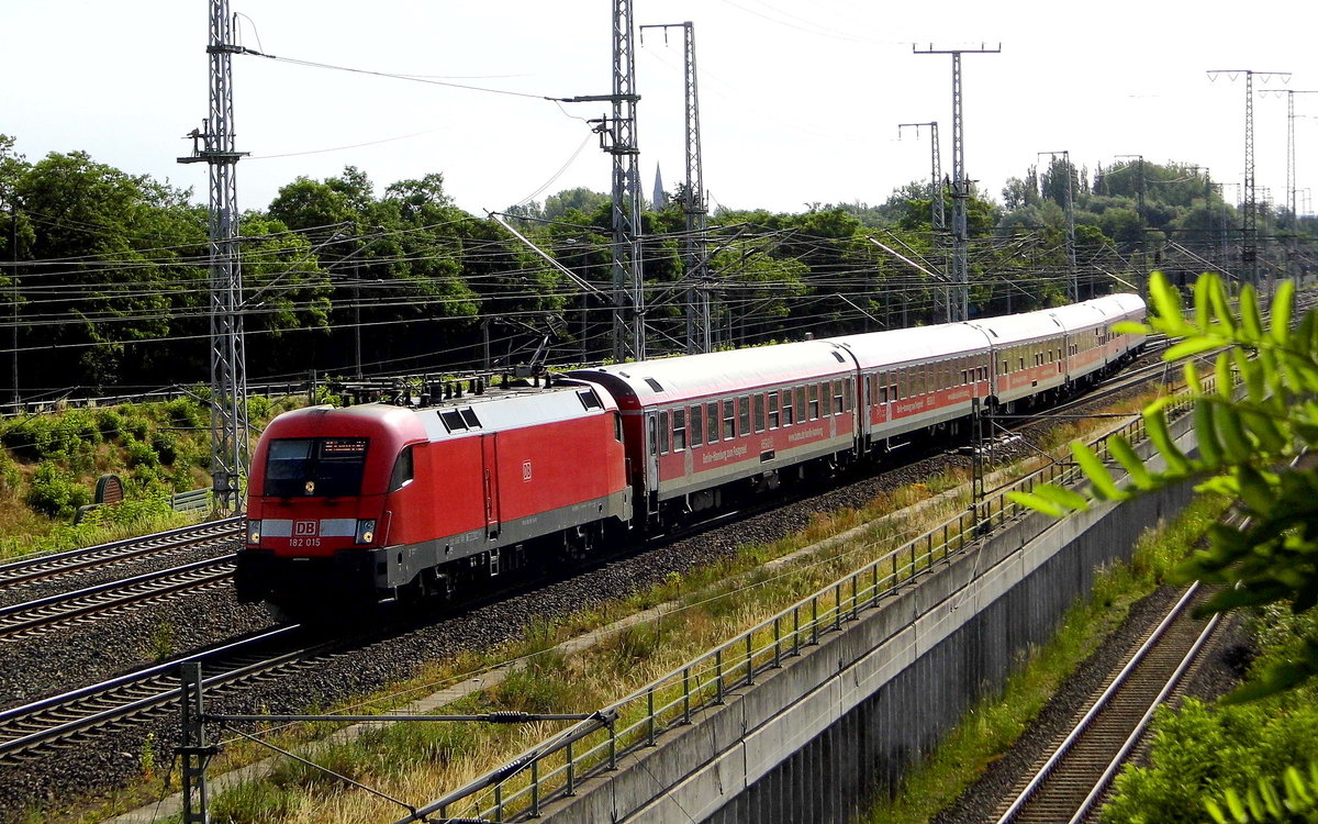Am 22.06.2017 kam die 182 015 aus Richtung Stendal und fuhr nach Hamburg .
