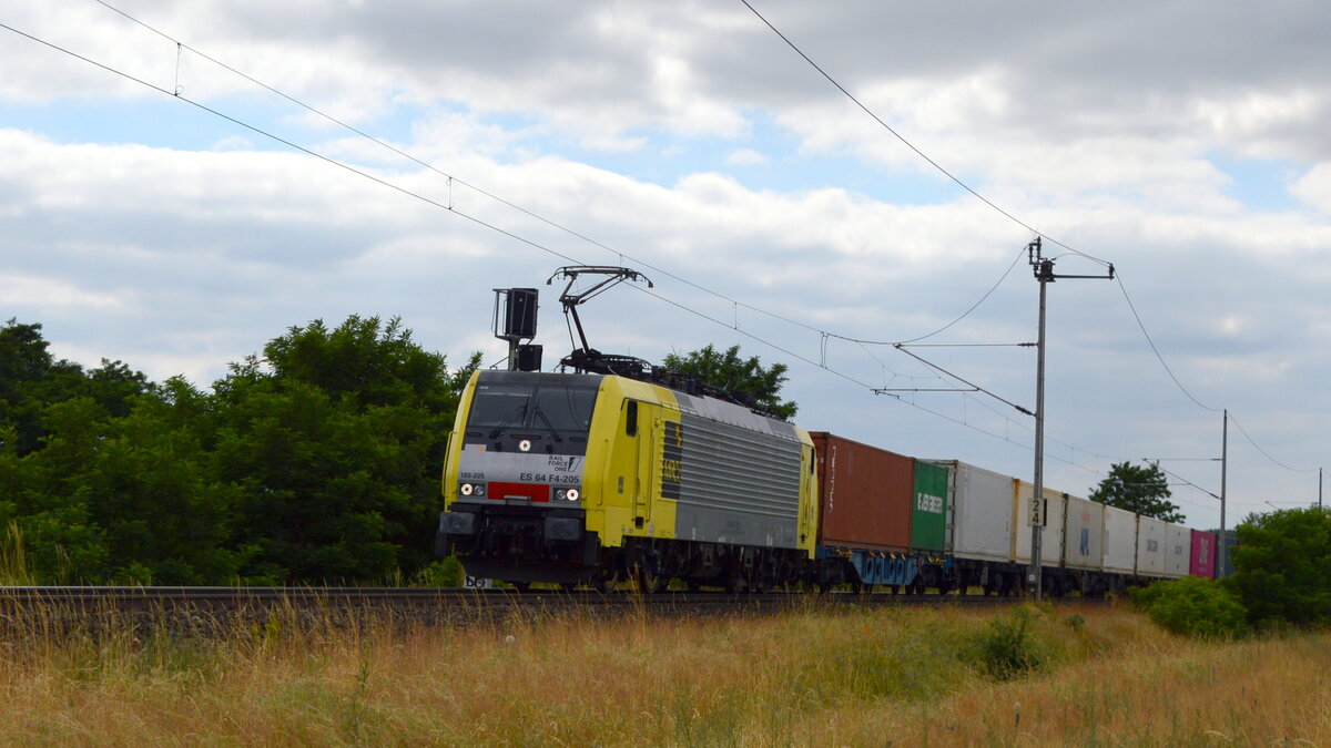 Am 22.06.2021 fuhr die 189 205 von der  RAIL FORCE OHE  ( MRCE Dispolok) aus Richtung Salzwedel und fuhr weiter in Richtung Stendal .