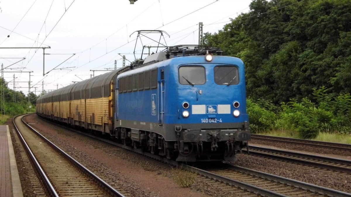 Am 22.07.2014 kam die 140 042-4 von der Press aus Richtung Magdeburg nach Niederndodeleben und fuhr weiter in Richtung Braunschweig .