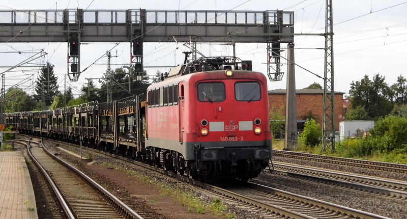 Am 22.08.2014 kam die 140 853-3 von der EGP aus Richtung Braunschweig nach Niederndodeleben und fuhr weiter in Richtung Magdeburg .