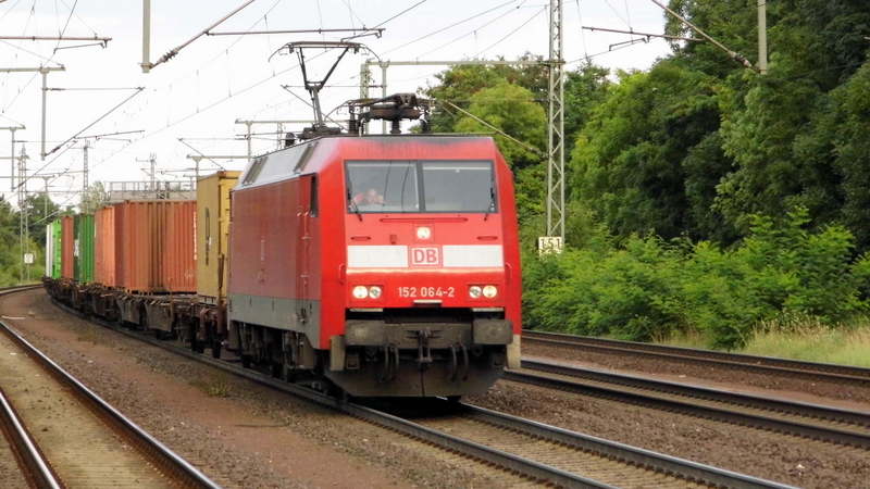 Am 22.08.2014 kam die 152 064-2 von der DB aus Richtung Magdeburg nach Niederndodeleben und fuhr weiter in Richtung Braunschweig .
