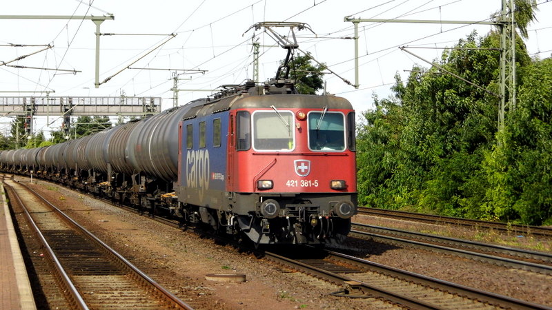 Am 22.08.2014 kam die   421 381-5 von der SBB Cargo aus Richtung Braunschweig nach Niederndodeleben und fuhr weiter in Richtung Magdeburg .