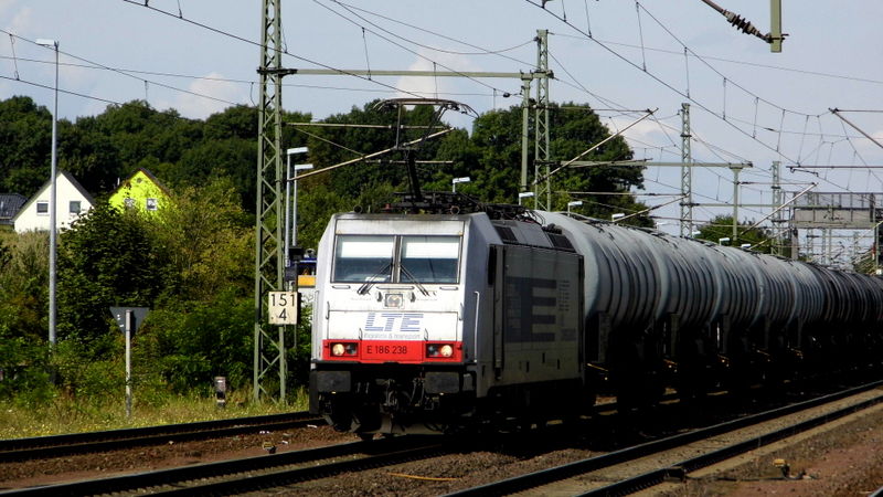Am 22.08.2014 kam die E 186 238 von der LTE   aus Richtung Braunschweig nach Niederndodeleben und fuhr weiter in  Richtung Magdeburg .
