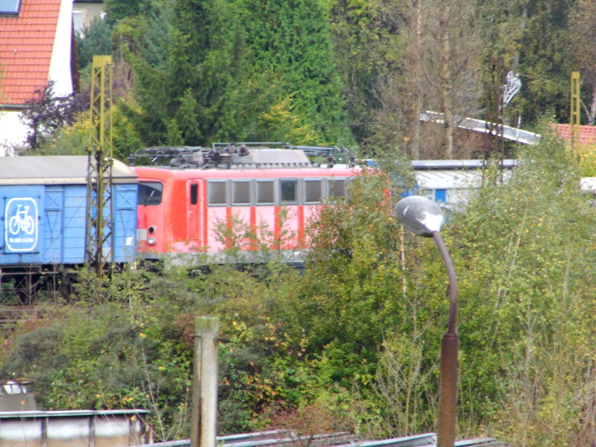 Am 22.10.2014 in Espenhain die 140 007-7 neu bei der Press    ex DB 140 845   noch in Rot . 