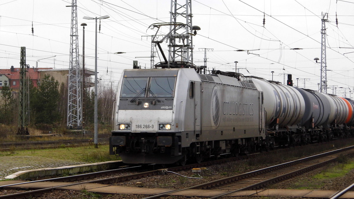 Am 22.12.2017 kam die 186 266-3 von der CTL Logistics GmbH,   ( AKIEM SAS, Clichy) aus Richtung Salzwedel nach Stendal und fuhr weiter in Richtung Magdeburg .