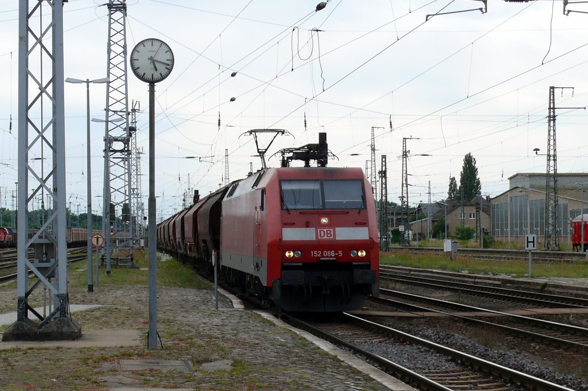 Am 23.07.2016 kam die 152 086-5 von DB Schenker aus Richtung Wittenberge  nach Stendal und fuhr weiter in Richtung Magdeburg .