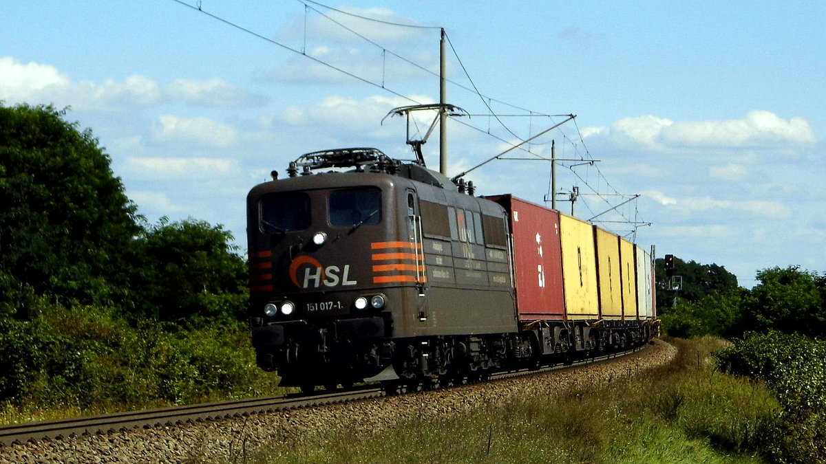 Am 23.08.2017 kam die  151 017-1 von der HSL Logistik, aus Richtung Stendal und fuhr weiter in Richtung Salzwedel .