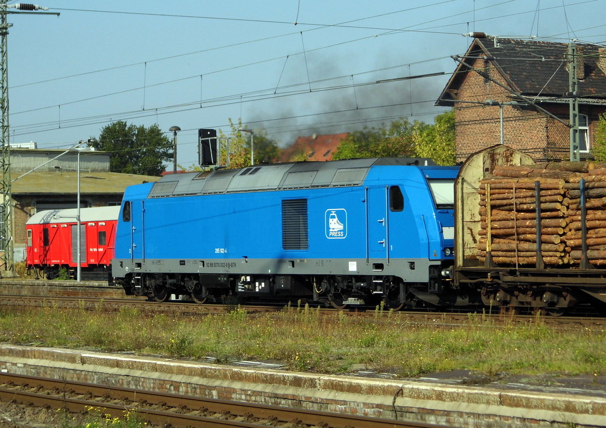 Am 23.09.2016 kam die 285 102-4 von der Press aus Richtung Berlin nach Stendal und fuhr nach Niedergörne .