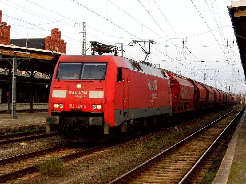 Am 23.10.2014 kam die 152 128-5 von der Railion aus Richtung Magdeburg nach Stendal und fuhr weiter in Richtung Wittenberger.