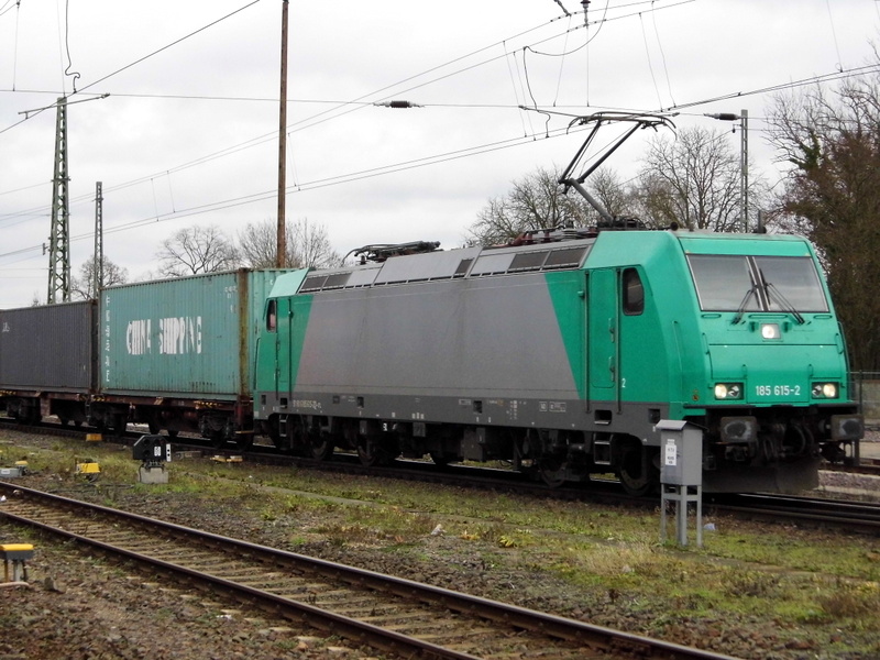 Am 23.12.2014 kam die 185 615-2 von der ITL aus Richtung Magdeburg nach Stendal und fuhr weiter in Richtung Salzwedel.