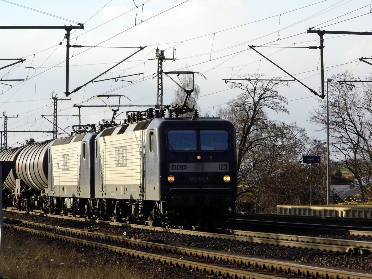 Am 24.02.2016 kam die 143 941-3 von der RBH aus Richtung Braunschweig nach Niederndodeleben und fuhr weiter in Richtung Magdeburg .