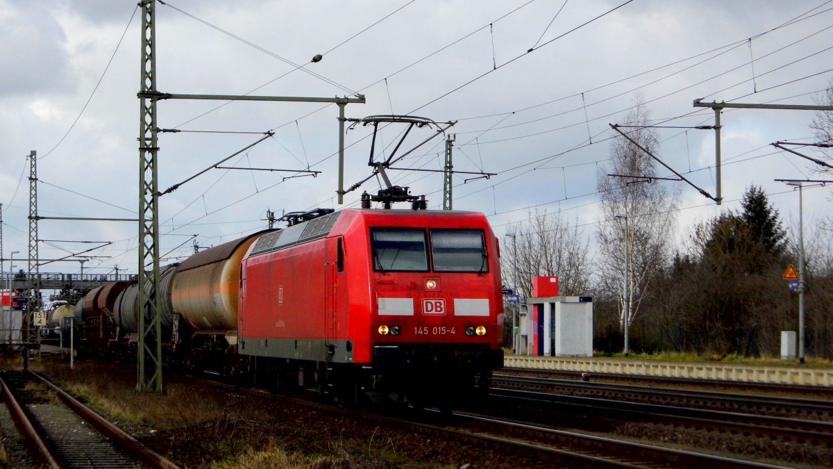 Am 24.02.2016 kam die 145 015-4 von der DB Schenker aus Richtung Braunschweig nach Niederndodeleben und fuhr weiter in Richtung Magdeburg .