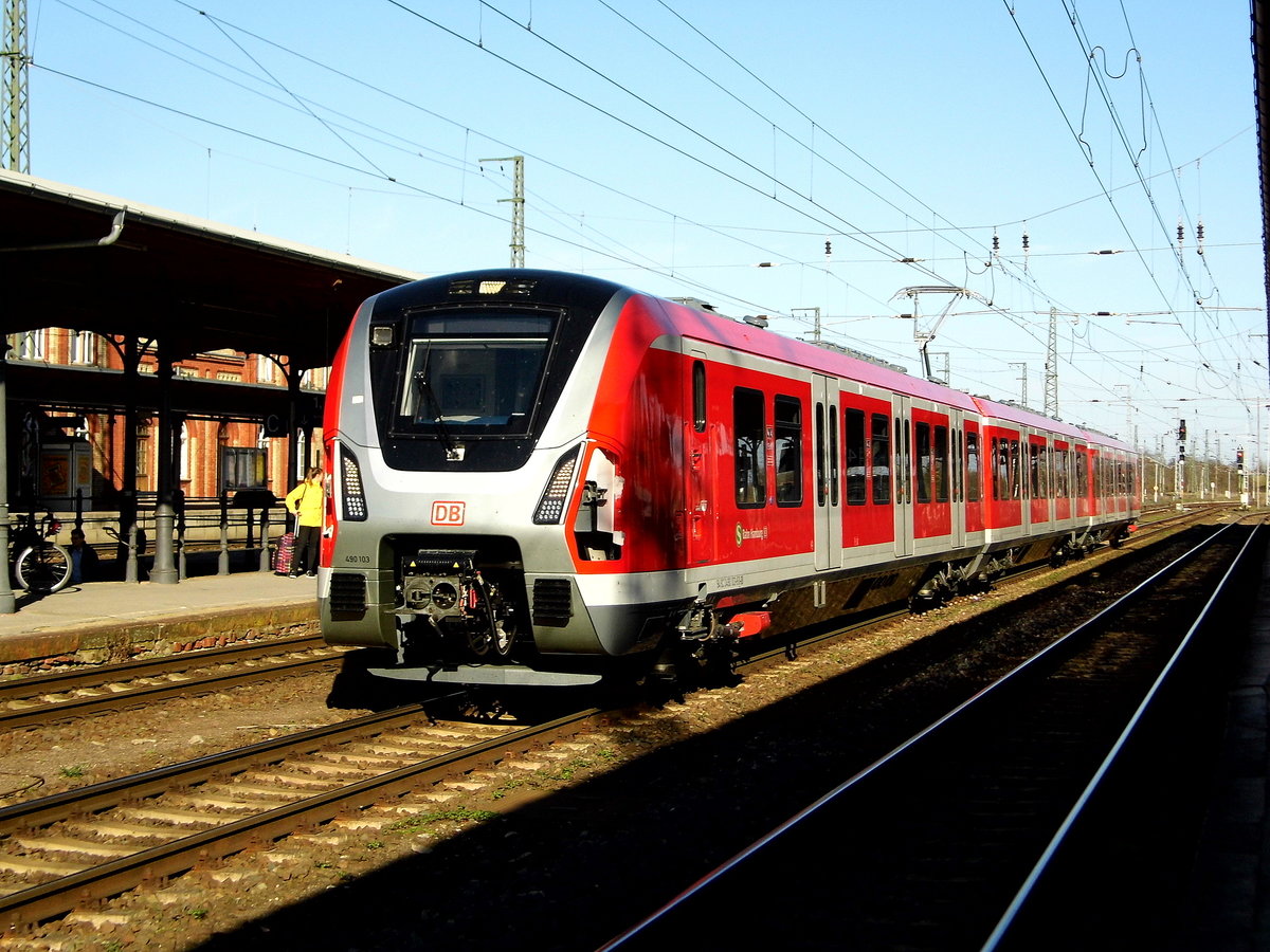 Am 24.03.2017 kam die 490 103 von der   S-Bahn Hamburg  aus Richtung Magdeburg nach Stendal und fuhr weiter in Richtung Braunschweig .