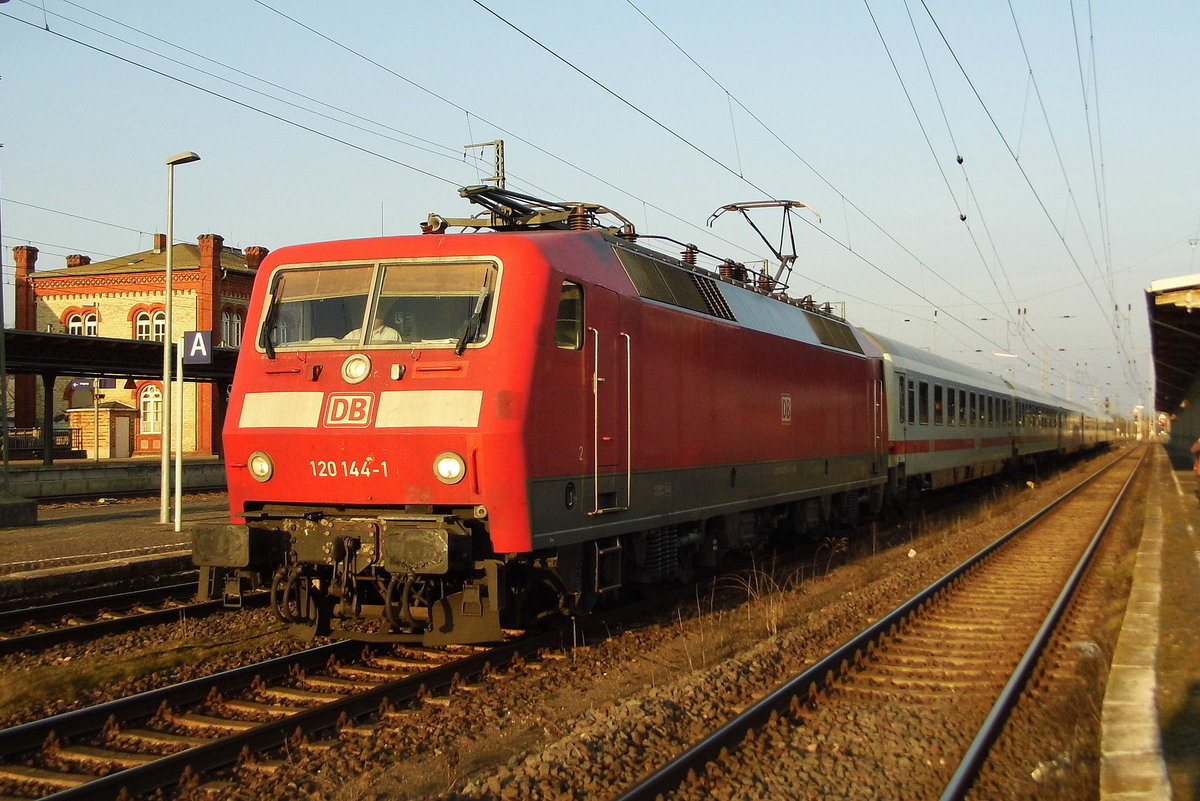 Am 24.03.2018 kam die 120 144-1   aus Richtung Magdeburg nach Stendal und fuhr weiter in Richtung Braunschweig .