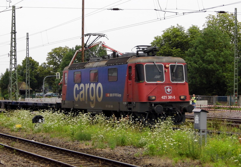 Am 24.07.2014 kam die 421 381-5 von der SBB Cargo aus Richtung Magdeburg nach Stendal und fuhr weiter in Richtung Wittenberge .