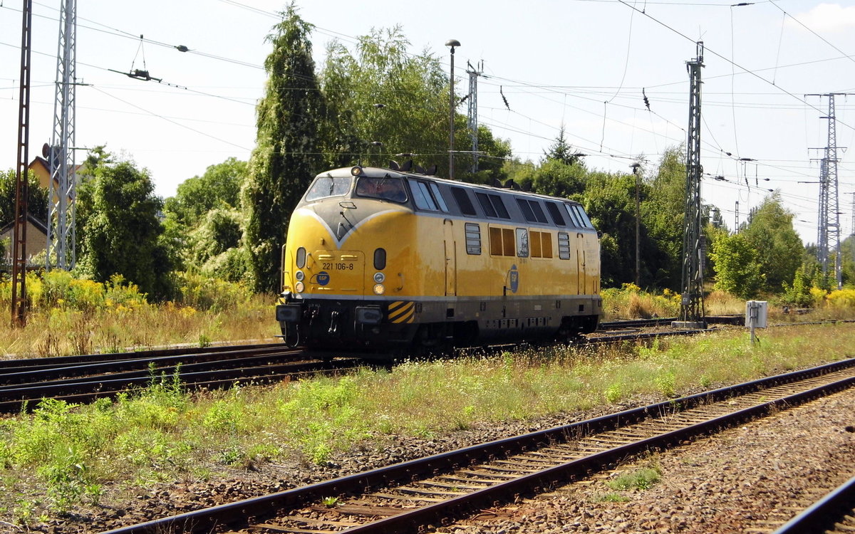 Am 24.08.2016 kam die   221 106-8 von der EGP aus Richtung Wittenberge nach Stendal .  