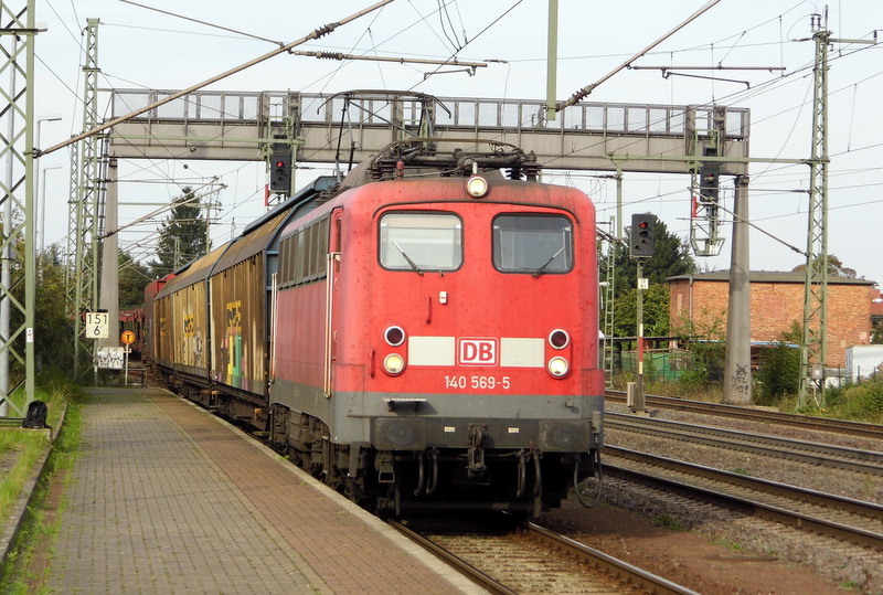 Am 24.09.2014 kam die 140 569-5 von der DB aus Richtung Braunschweig nach Niederndodeleben und fuhr weiter in Richtung Magdeburg . 