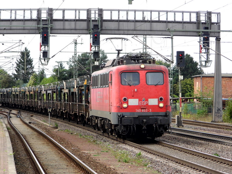 Am 24.09.2014 kam die 140 853-3 von der EGP aus Richtung Braunschweig nach Niederndodeleben und fuhr weiter in Richtung Magdeburg . 