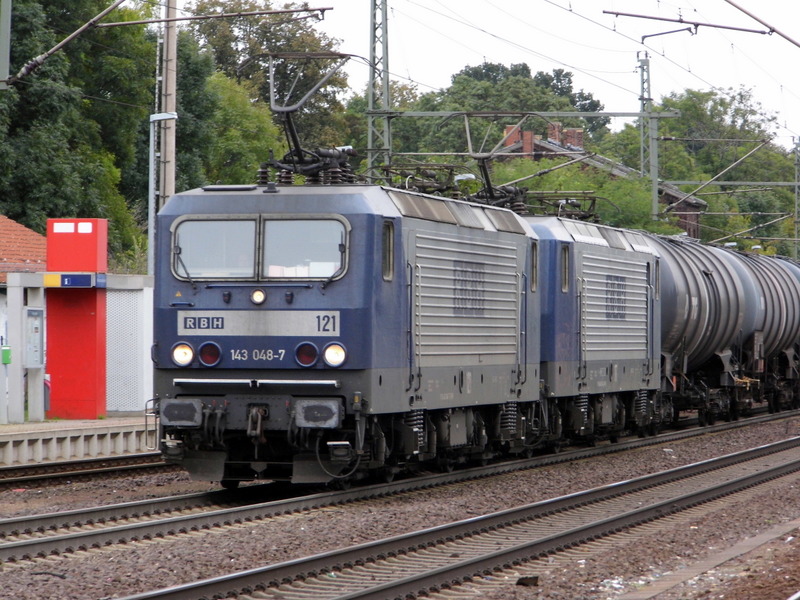 Am 24.09.2014 kamen die 143 038-7 (121)und die  143 554-4 (117) von der RBH aus Richtung Magdeburg nach Niederndodeleben und fuhr weiter in Richtung Braunschweig .