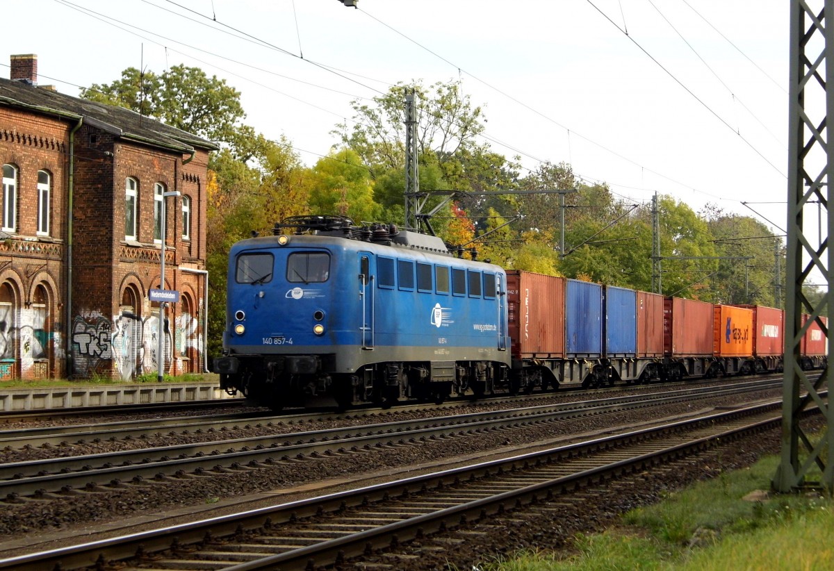 Am 24.10.2015 kam die 140 857-4 von der EGP aus Richtung Magdeburg nach Niederndodeleben und fuhr weiter in Richtung Braunschweig .