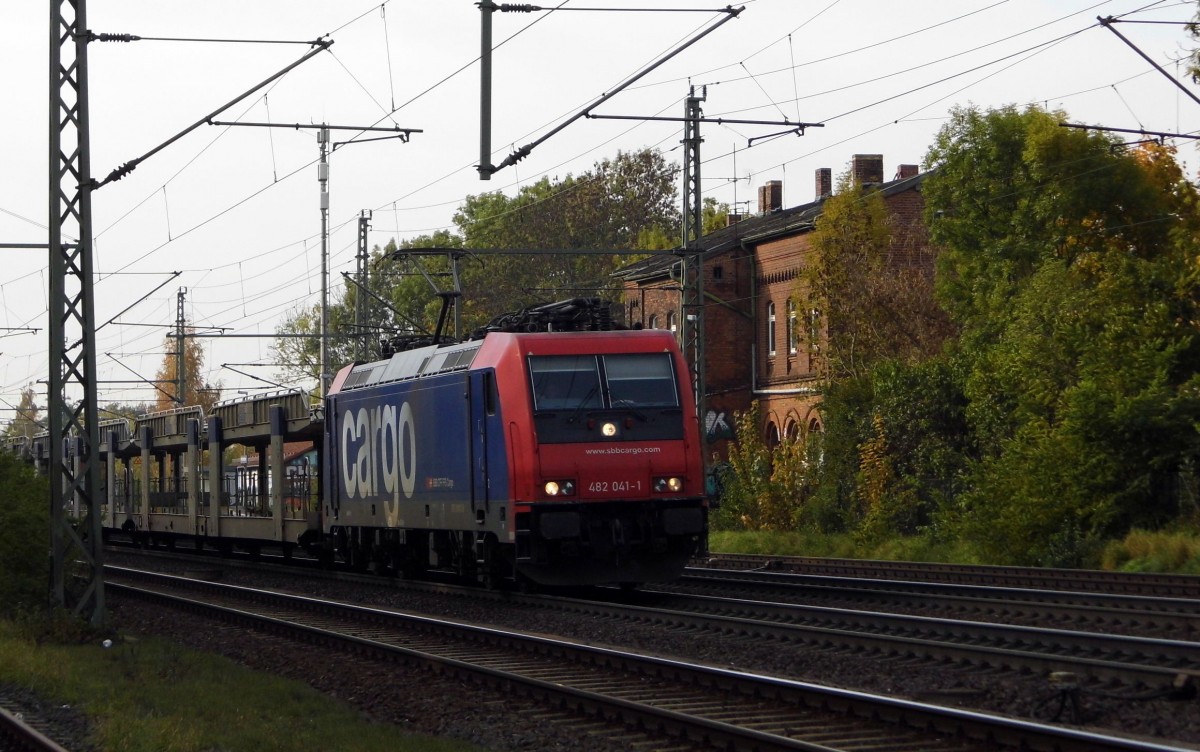 Am 24.10.2015 kam die 482 041-1 von der HSL (SBB Cargo) aus Richtung Braunschweig nach Niederndodeleben und fuhr weiter in Richtung Magdeburg .
