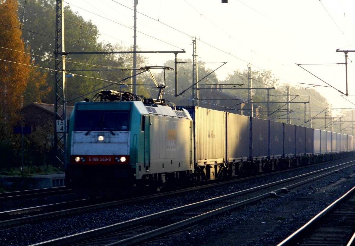Am 24.10.2015 kam die E 186 249-9 von der Locon (ITL) aus Richtung Magdeburg nach Niederndodeleben und fuhr weiter in Richtung Braunschweig .