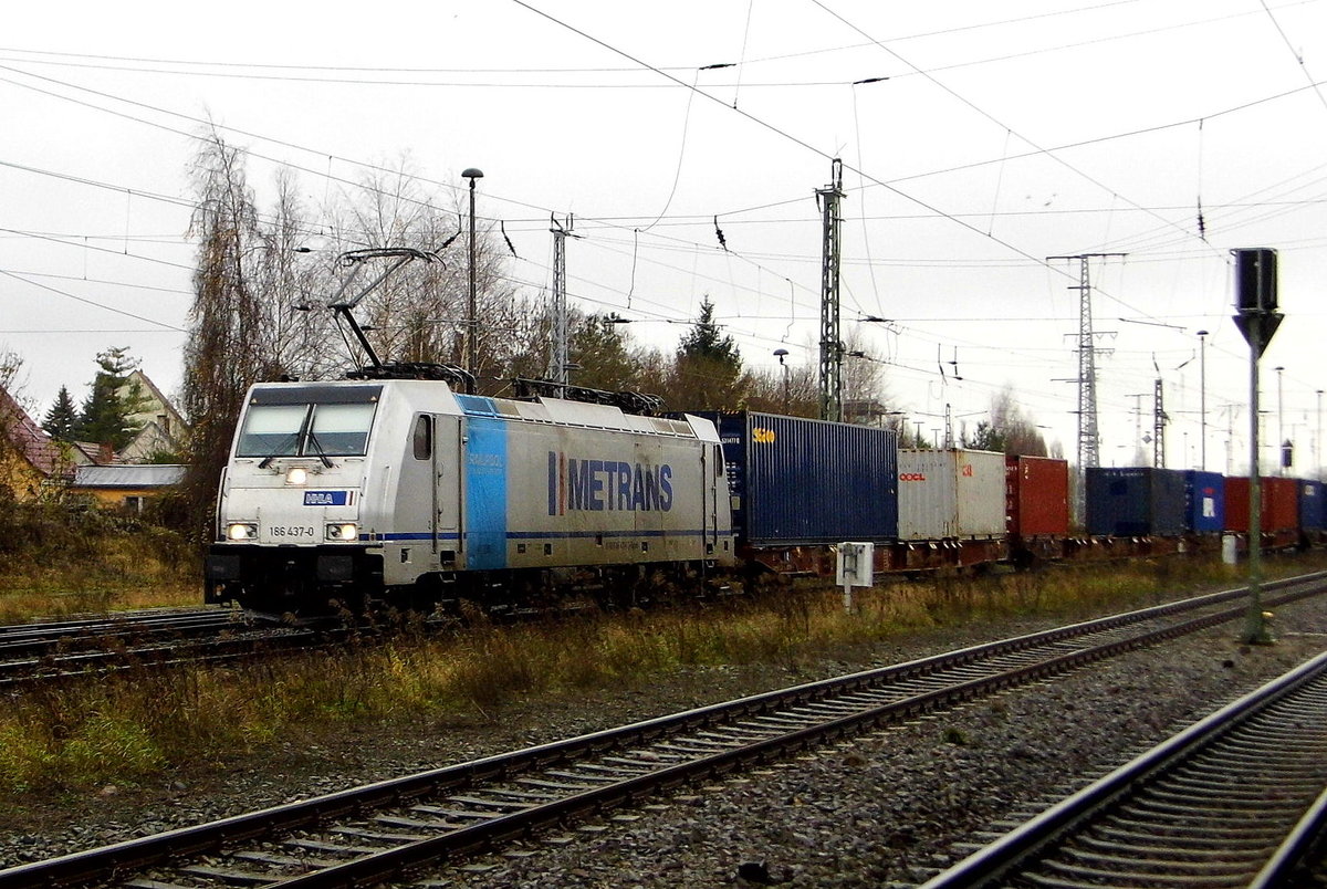Am 24.11.2017 kam die 186 437-0 von METRANS (Railpool)   aus Richtung Salzwedel  nach Stendal und fuhr weiter in Richtung Magdeburg .