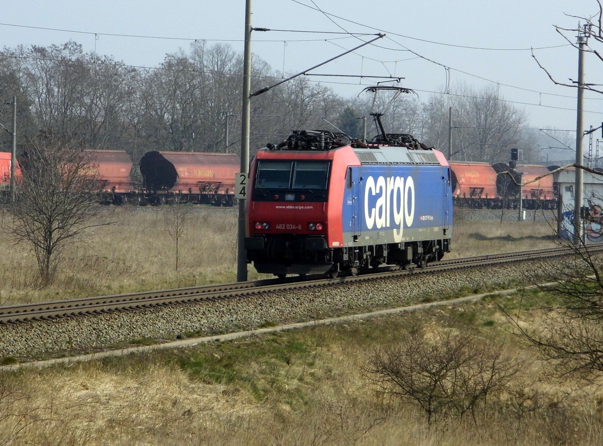 Am 25.03.2015 kam die 482 034-6 von der  HSL Logistik GmbH, Hamburg (SBB Cargo)  aus Richtung Salzwedel und fuhr weiter in Richtung Stendal .