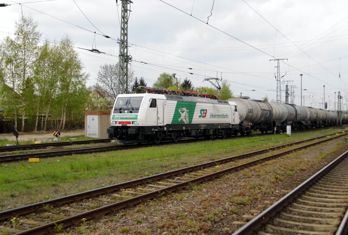 Am 25.04.2015 fuhr die 189 822-0 von der Steiermarkbahn Transport und Logistik GmbH aus Stendal und fuhr weiter in Richtung Magdeburg .