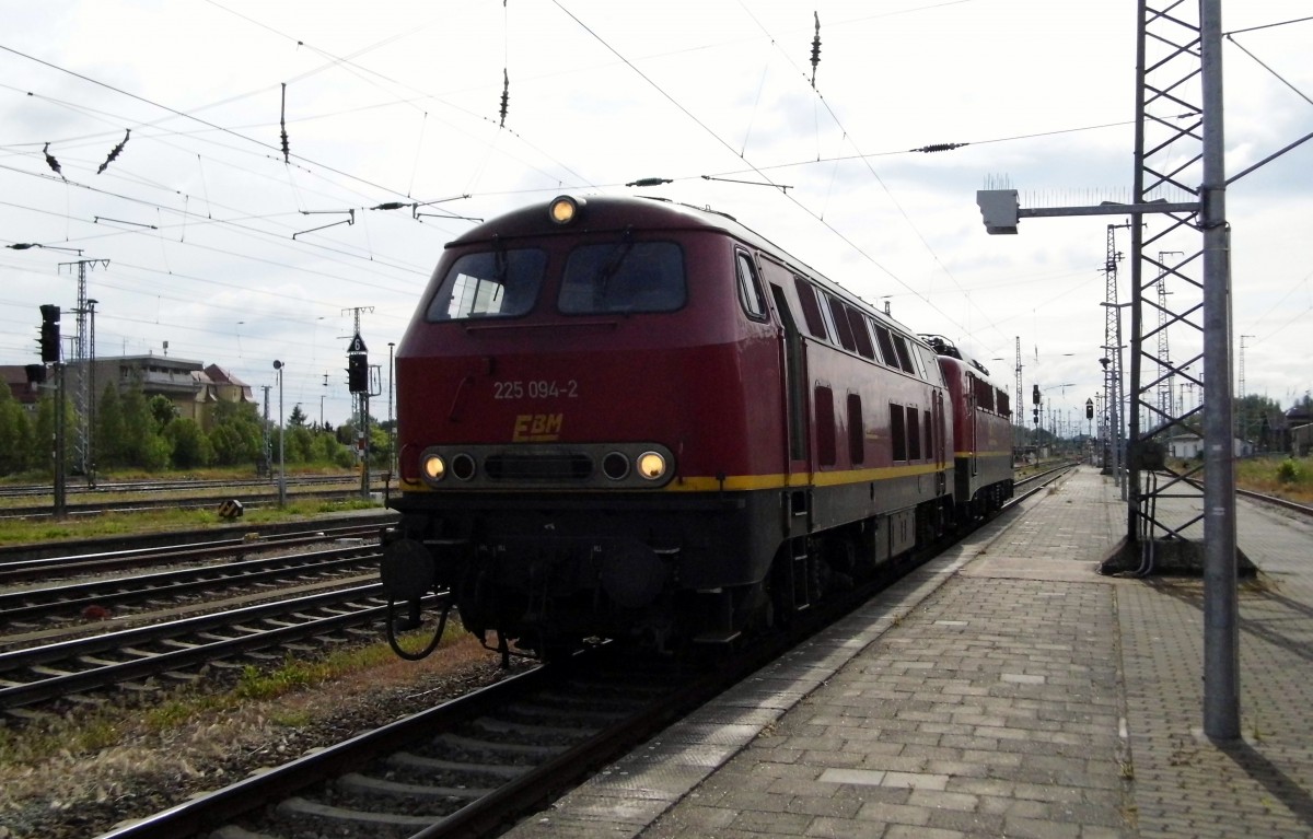 Am 25.05.2015 kamen die 225 094-2 und die 140 070-4  von der EBM Cargo aus Richtung Hannover nach Stendal . 